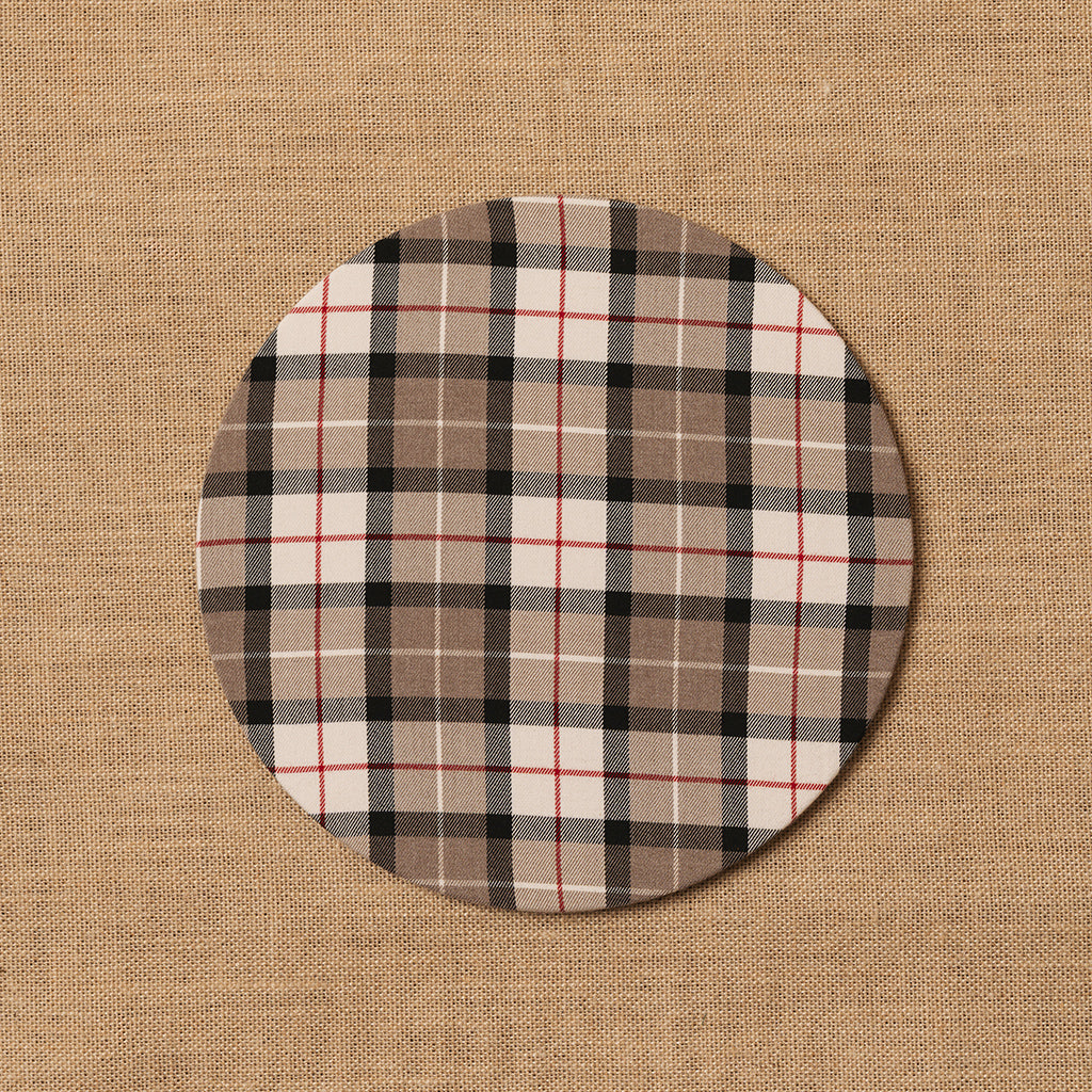 Funda bajo plato Escocés marrón + Base de madera