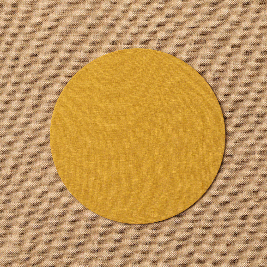 Funda bajo plato 100% Lino mostaza + Base de madera