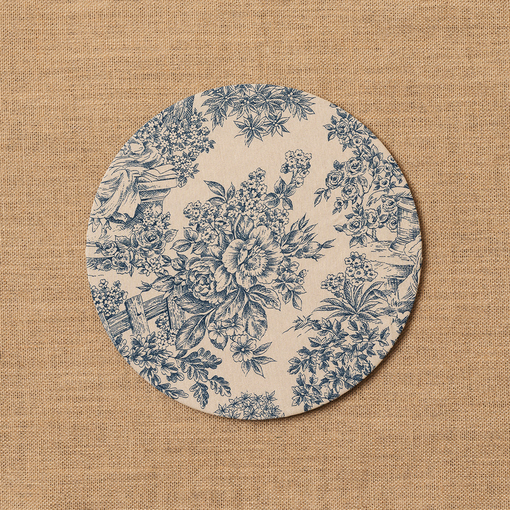 Funda bajo plato Toile de Jouy azul + Base de madera