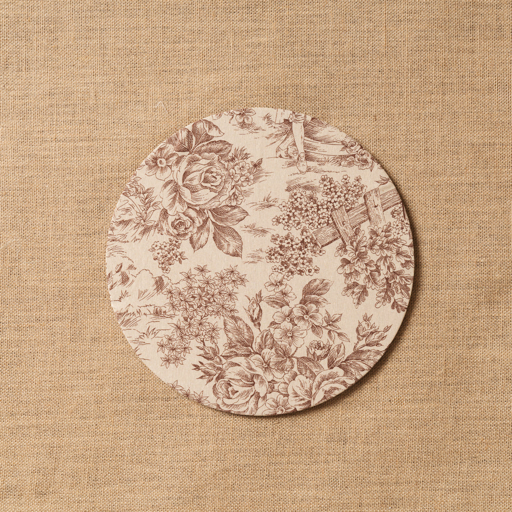 Funda bajo plato Toile de Jouy Marrón + Base de madera