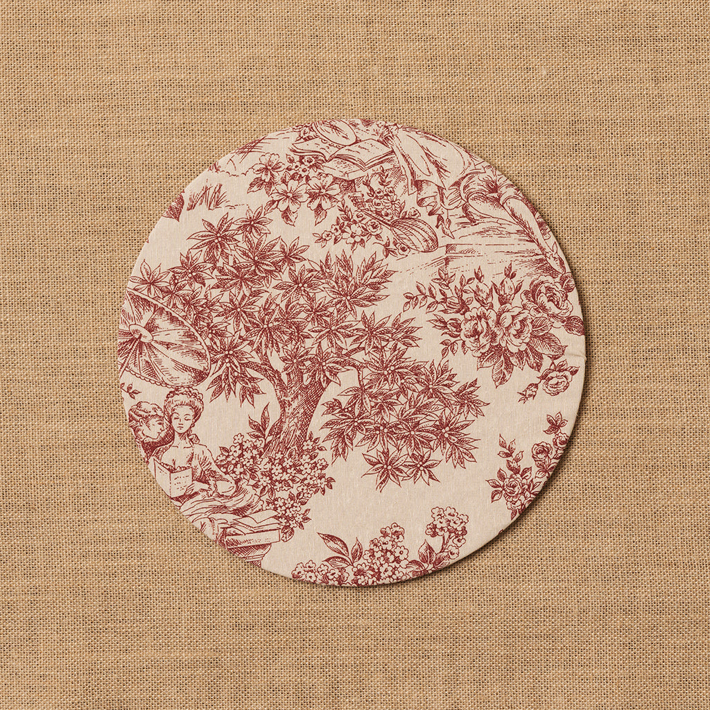 Funda bajo plato Toile de Jouy rojizo + Base de madera
