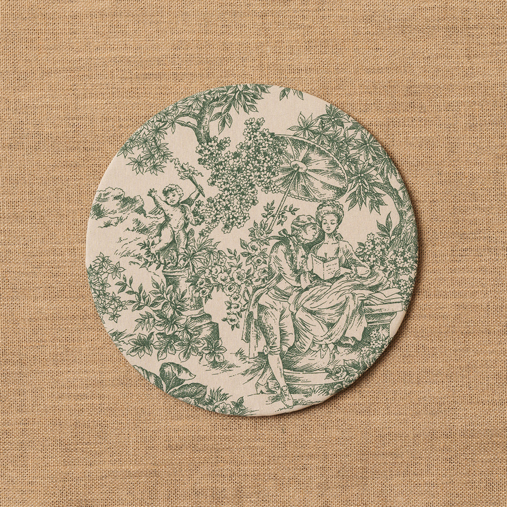 Funda bajo plato Toile de Jouy verde + Base de madera