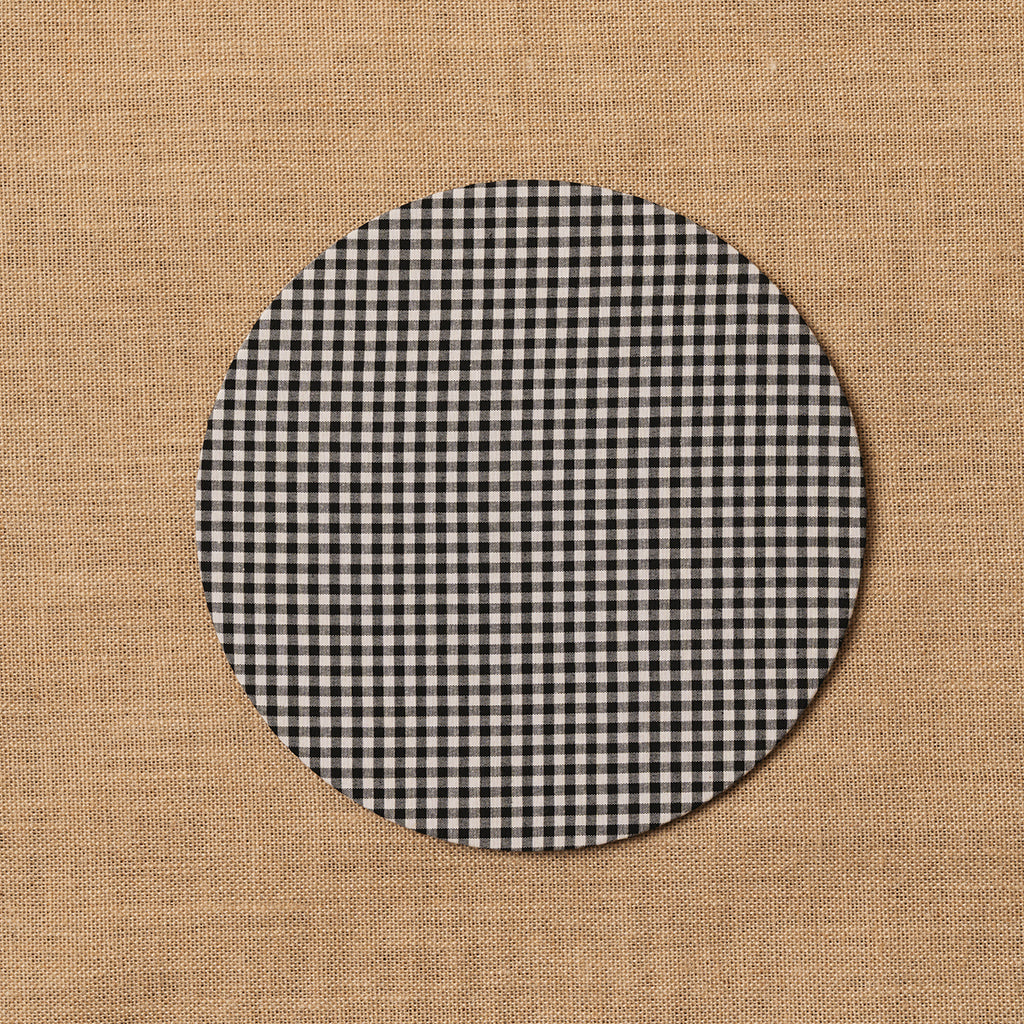 Funda bajo plato Vichy cuadro pequeño blanco-negro + Base de madera