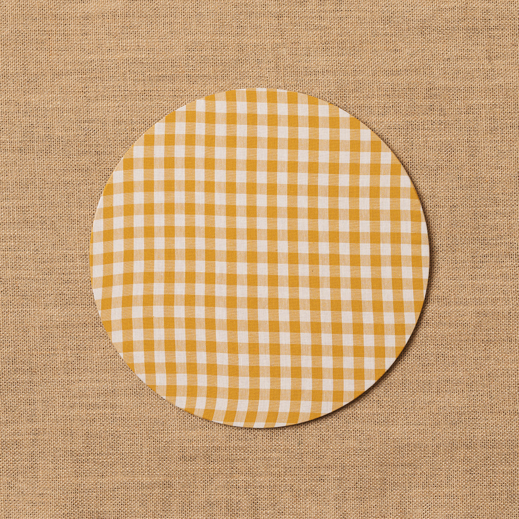 Funda bajo plato Vichy cuadro mostaza + Base de madera