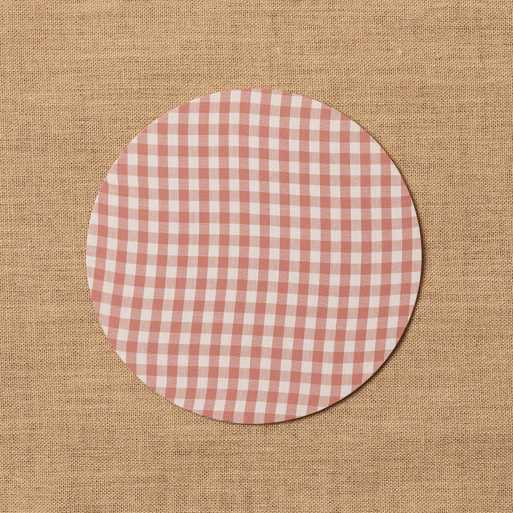 Funda bajo plato Vichy cuadro rosa + Base de madera