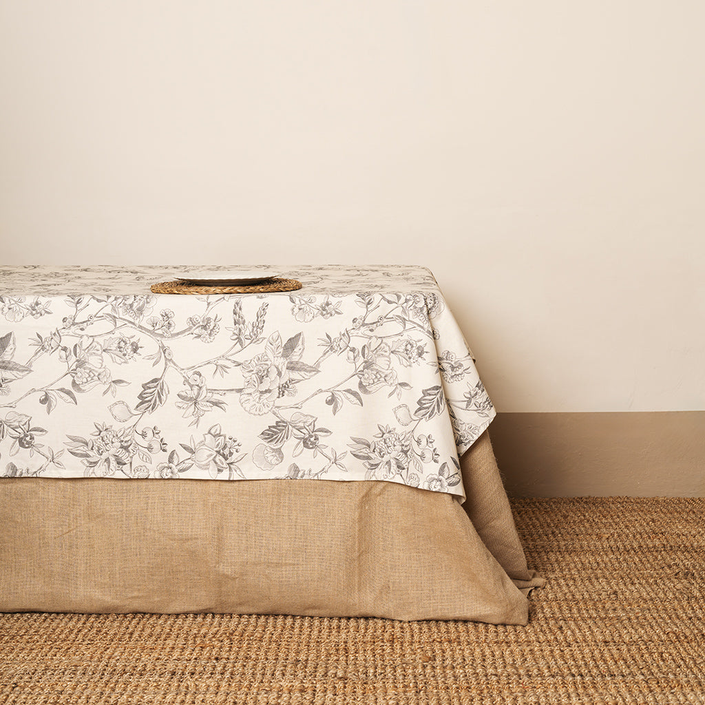 Mantel de Flores grises sobre fondo crema