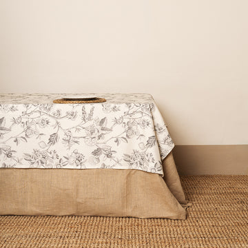 Mantel de Flores grises sobre fondo crema